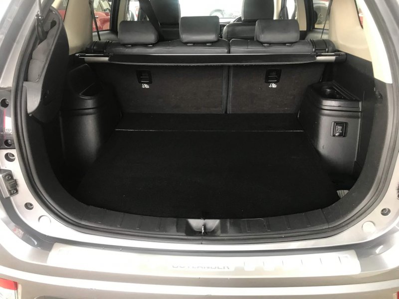 MITSUBISHI OUTLANDER